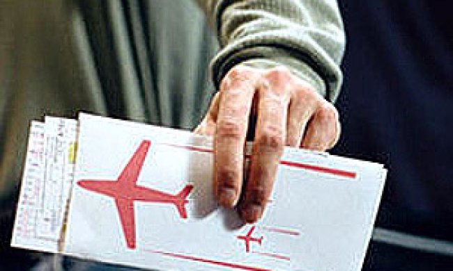 Авіаквитки в Україні подорожчали на 30%, на черзі ліки та бензин