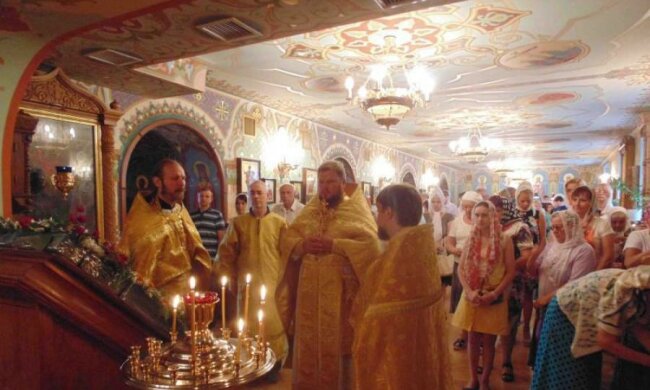 Чудо? У французькому храмі вода перетворилась на дещо міцніше за вино