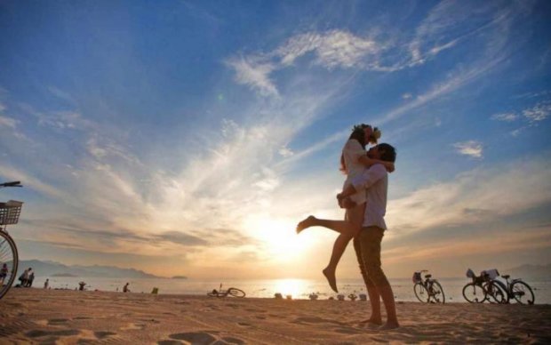 Пристрасні закохані зайнялися цим просто на пляжі: відео 18+
