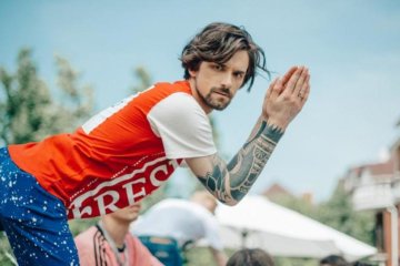 Голі сідниці і жіночі бої: АГОНЬ показав новий кліп