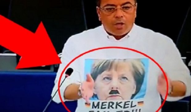Депутата ЄС оштрафували за футболку з Меркель в образі Гітлера