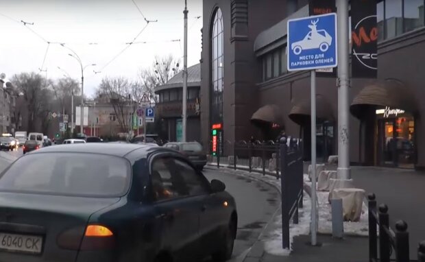 Харківським водіям показали нові дорожні знаки: "Для оленів Санти?"