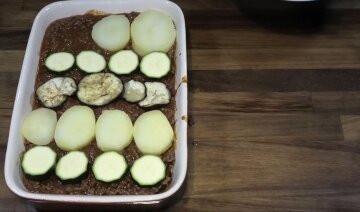 Грецька запіканка з м'ясом та соусом бешамель: фото скрін Ютуб