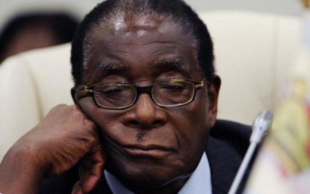 Прес-служба президента Зімбабве: він не спить, а економить очі