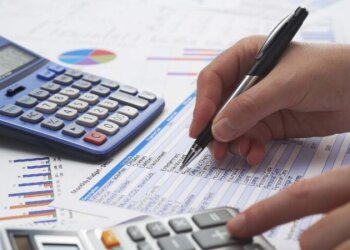 Фізична особа-підприємець рахує податки. Фото: вільні джерела