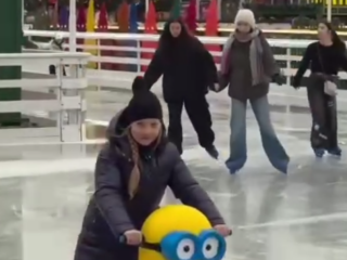 Украинцы, каток, кадр из видео