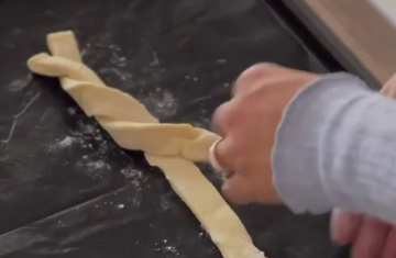 Слойки с вишнями, кадр из видео