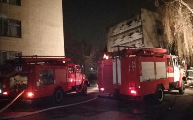 Полум'я охопило психіатричну лікарню в Києві: пожежники  рятують дітей