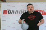 Українець з розумною гирею, фото: скріншот з відео