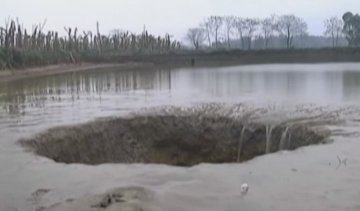  Діра в озері «зжерла» всю воду і 25 тонн риби (відео)