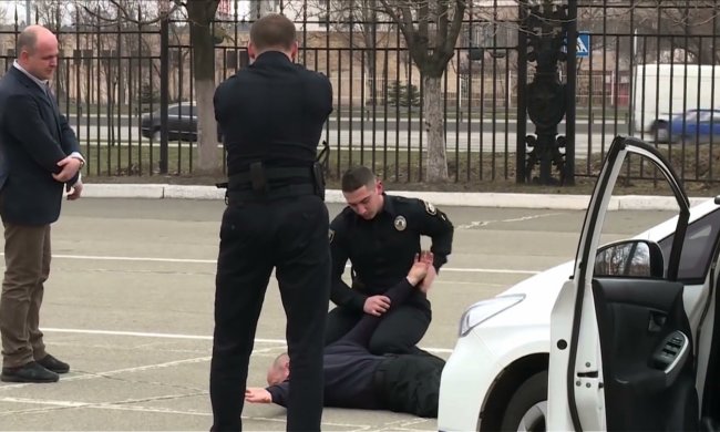 Пьяный иностранец раструсил причиндалы по всему Львову: снимал штаны и пугал детей, - похвастается теперь в камере