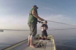 Під Дніпром рибалка виловив зі ставка червоне чудовисько - такі водяться тільки в Амазонці