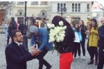 Львовянин с розами стал на одно колено в центре города, романтика зашкаливает: "Будешь моей женой?"