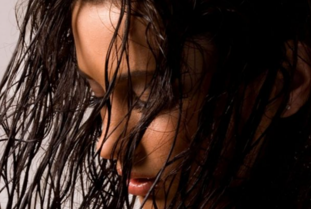 Звичайна помилка перед сном, через яку ви втрачаєте блиск волосся та ризикуєте здоров'ям