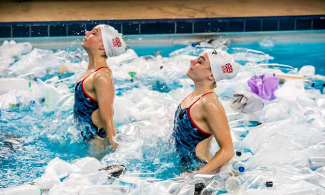 Синхронистки Кейт Шотмэн и Изабель Торп показали экологическую катастрофу в мире