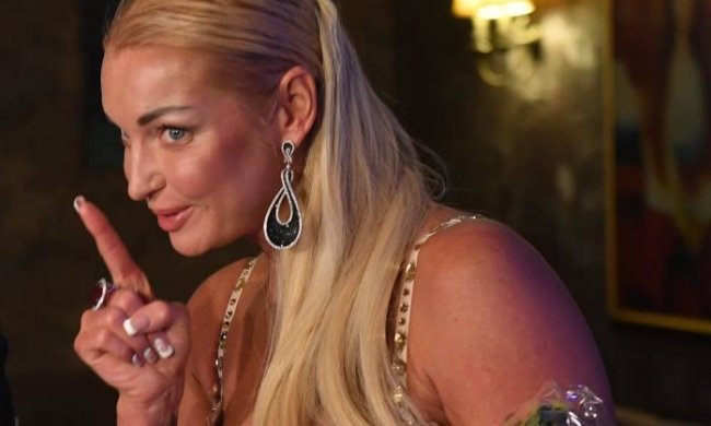 Волочкову засекли под кайфом: разделась и прикрылась веником