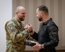 Зброя для кращих: керівник СБУ Хмара особисто нагородив топових командирів спецпідрозділу «Омега»