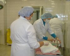 Житомирських акушерів звинуватили у смерті породіллі