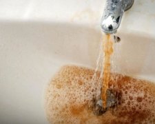 Сразу с мясом: украинцам в квартиры подают "живую" воду