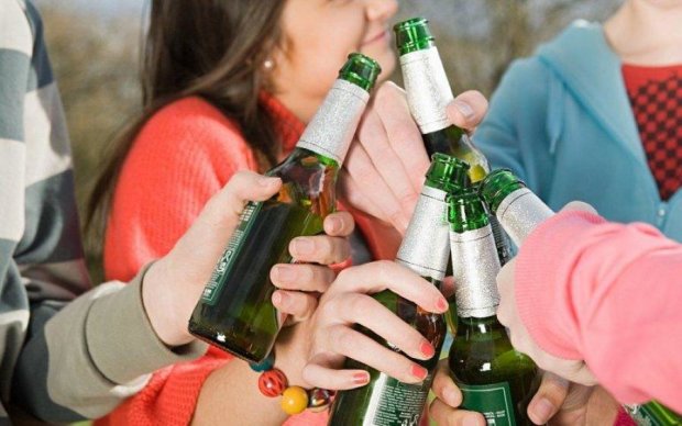 В Харькове школьники травятся суррогатным алкоголем