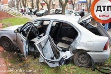 На викраденому авто злодій врізався в будинок в Чернігові (фото)