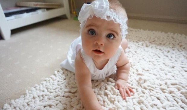 Малышка с голубыми глазами стала звездой instagram