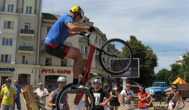На чемпионате по велотриалону "летали"  над деревянными поддонами (фото, видео)