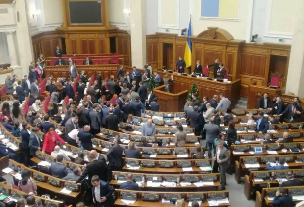 Тимошенко взяла штурмом трибуну ВР: Разумков марно веде переговори
