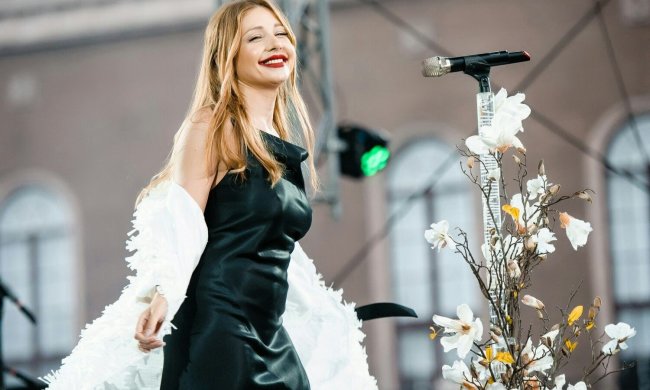 Загадочный живот Тины Кароль лишил украинцев сна: фото