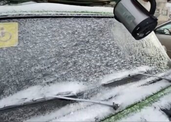 Чтобы лобовое стекло не треснуло на морозе: эксперт рассказал об основных правилах