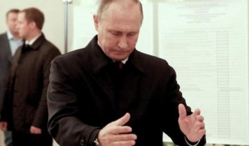 Путин превратил россиян в покорных рабов