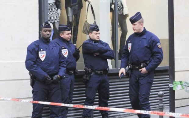 Во Франции расстреляли машину: есть жертвы