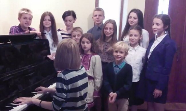 12 братів і сестер з Тернополя переспівали пісню Вакарчука (відео)