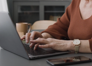 Ноутбук. Фото: скрін youtube