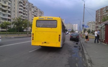 Моторошна ДТП в Києві: авто влетіло у переповнену маршрутку