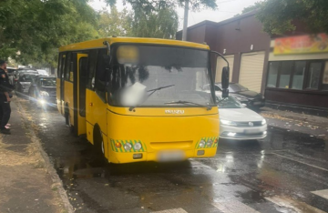 Маршрутка збила пішохода в Одесі, ДТП, кадр з відео