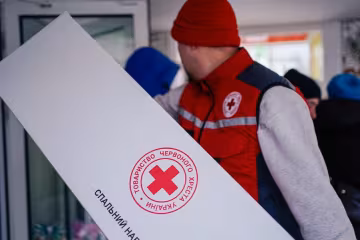 Волонтери Червоного Хреста передають постільну білизну й теплі ковдри мешканцям Києва