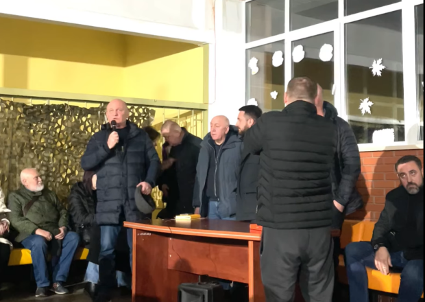 Вікна та газ: голова Деснянської РДА Андрій Паладій обговорив із мешканцями відновлення будинків після обстрілів