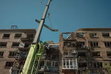 Восстановление многоквартирного дома в Киеве после обстрелов