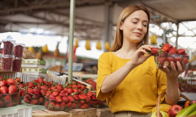 Девушка, держащая клубнику