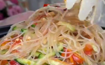 Фунчоза с курицей и овощами, кадр из видео