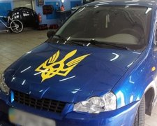Харківські вандали атакували авто з українською символікою