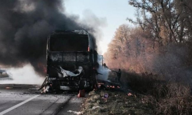 На під'їзді до Києва згорів пасажирський автобус (фото)