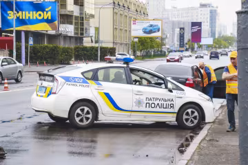 Не зможе ходити: у Києві легковик збив ветерана АТО з донькою, лікарі роблять все можливе