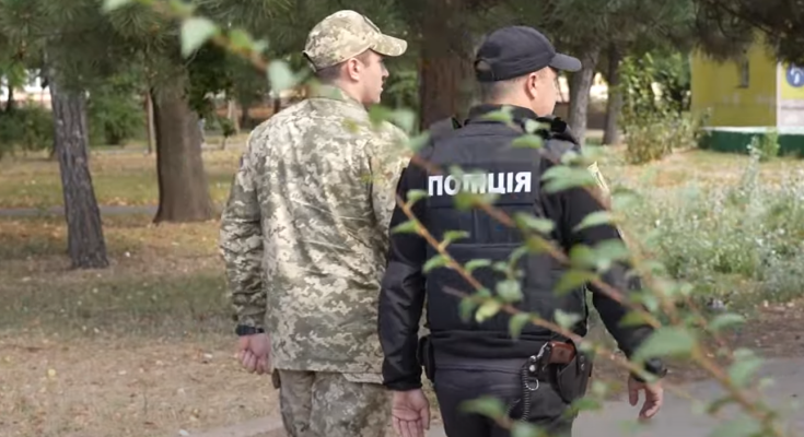 ТЦК и полиция. Фото: скрин youtube