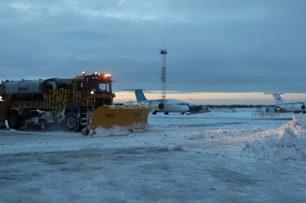 Чекаємо на весну: сніг замурував головні повітряні ворота України, пасажирам повідомили сумну новину