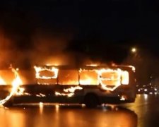 Ісламісти спалили паризький автобус (ВІДЕО)