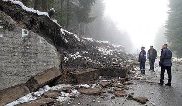 Дорогу на Закарпатті засипали бетонні блоки (фото)
