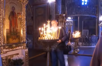 Молитва в церкві, скріншот з відео