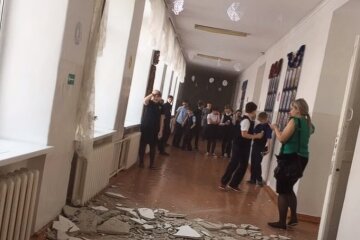 На голови дітей несподівано обрушилася стеля: у школі перебували учні та педагоги